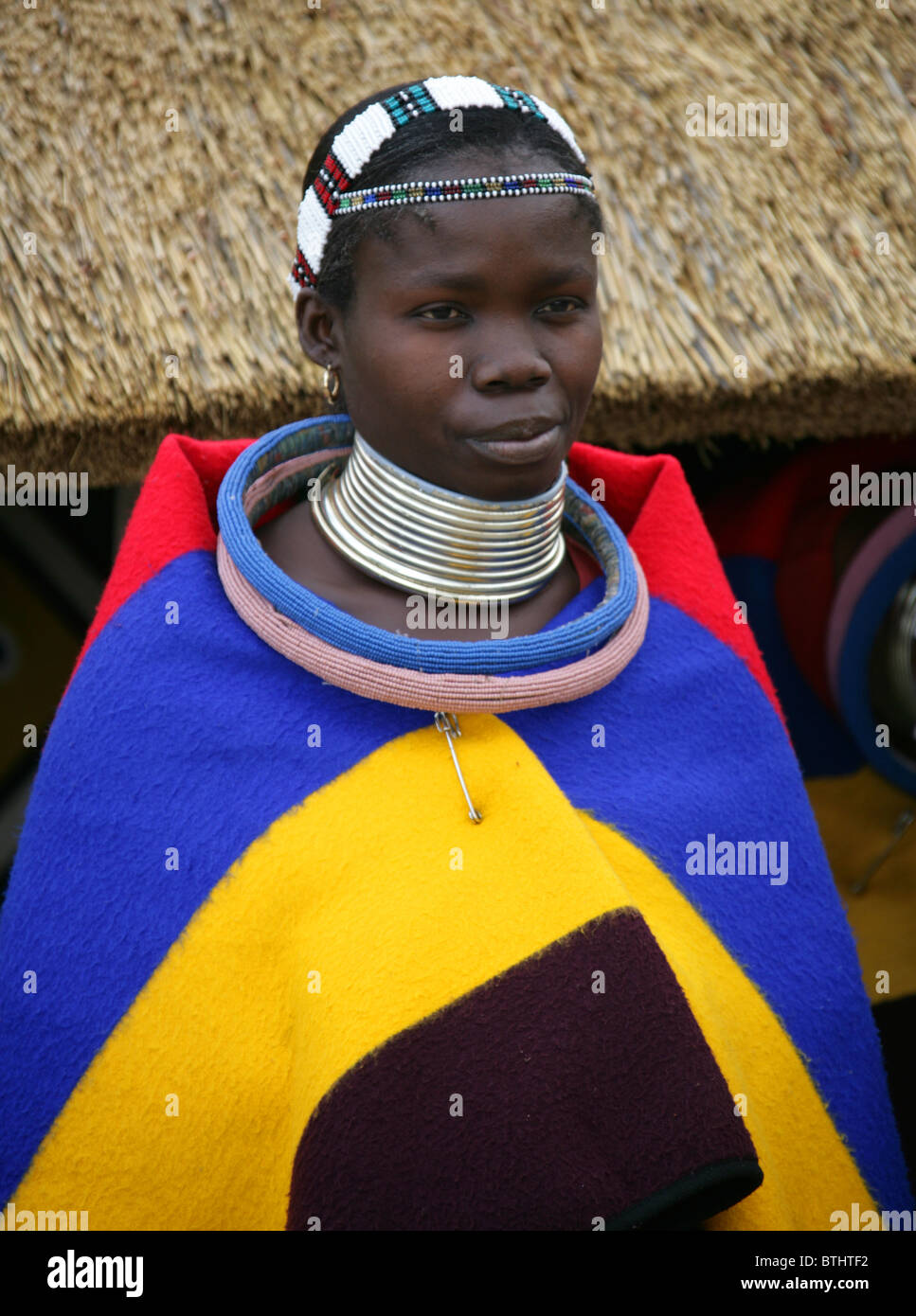 Femme en costume traditionnel Ndebele, Village Culturel Ndelebe, Botshabelo, Afrique du Sud. Banque D'Images