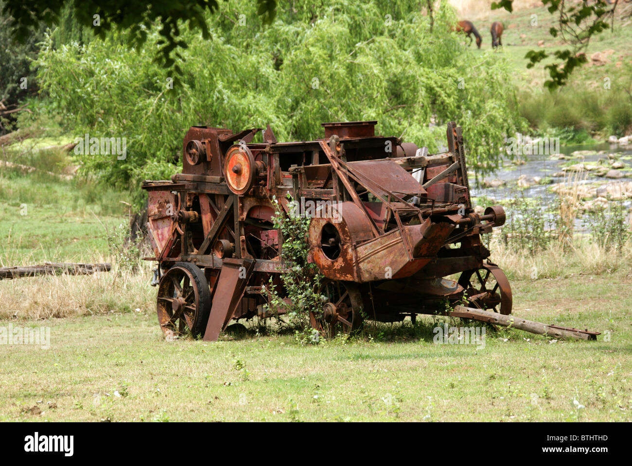 Old Farm Machinery, Botshabelo Historical Village, Afrique du Sud. Faites par John Fowler et Co Ltd, Londres, Royaume-Uni. Banque D'Images