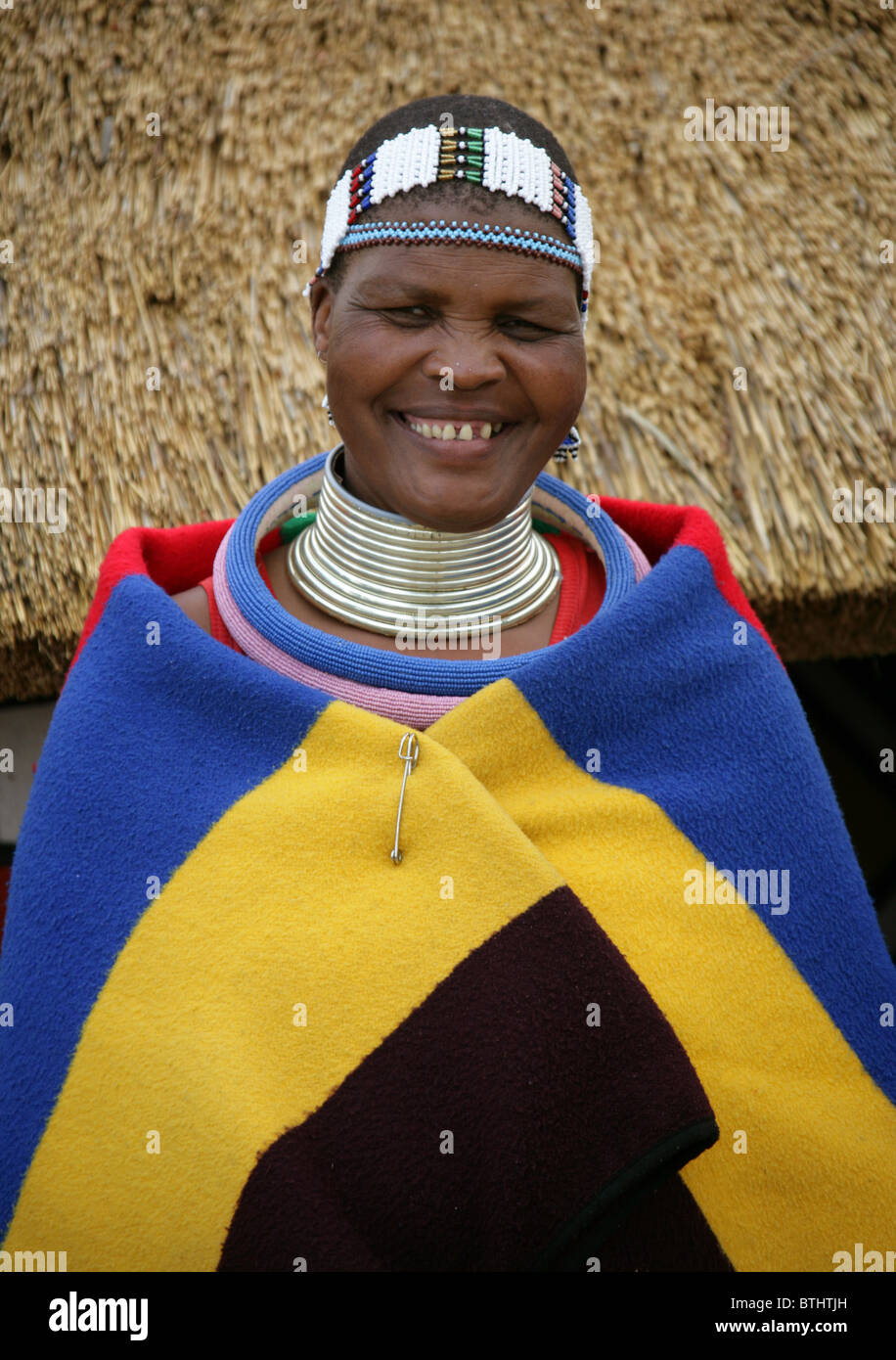 Femme en costume traditionnel Ndebele, Village Culturel Ndelebe, Botshabelo, Afrique du Sud. Banque D'Images