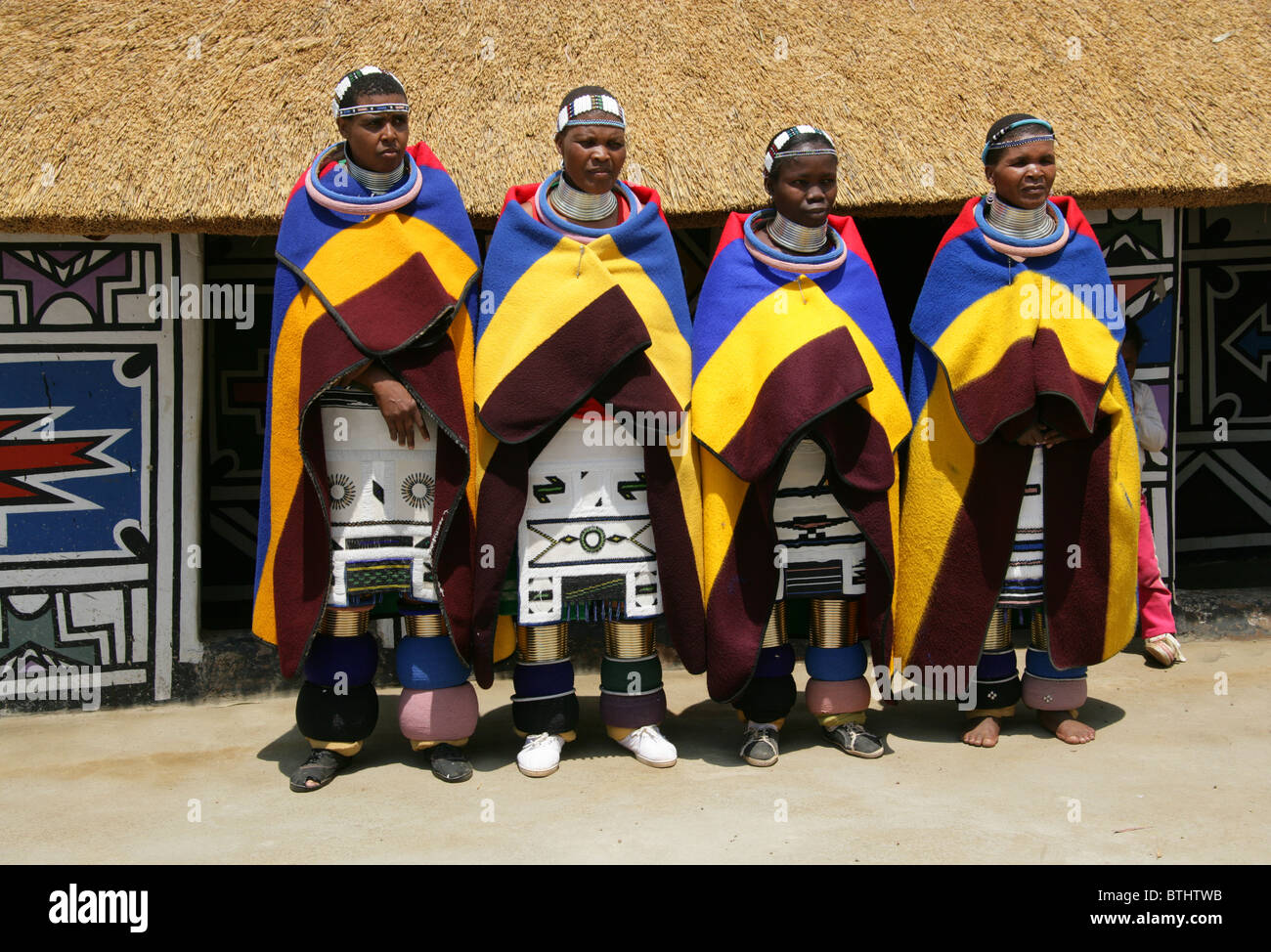 Les femmes Ndebele en costume traditionnel, Village Culturel Ndelebe, Botshabelo, Afrique du Sud. Banque D'Images