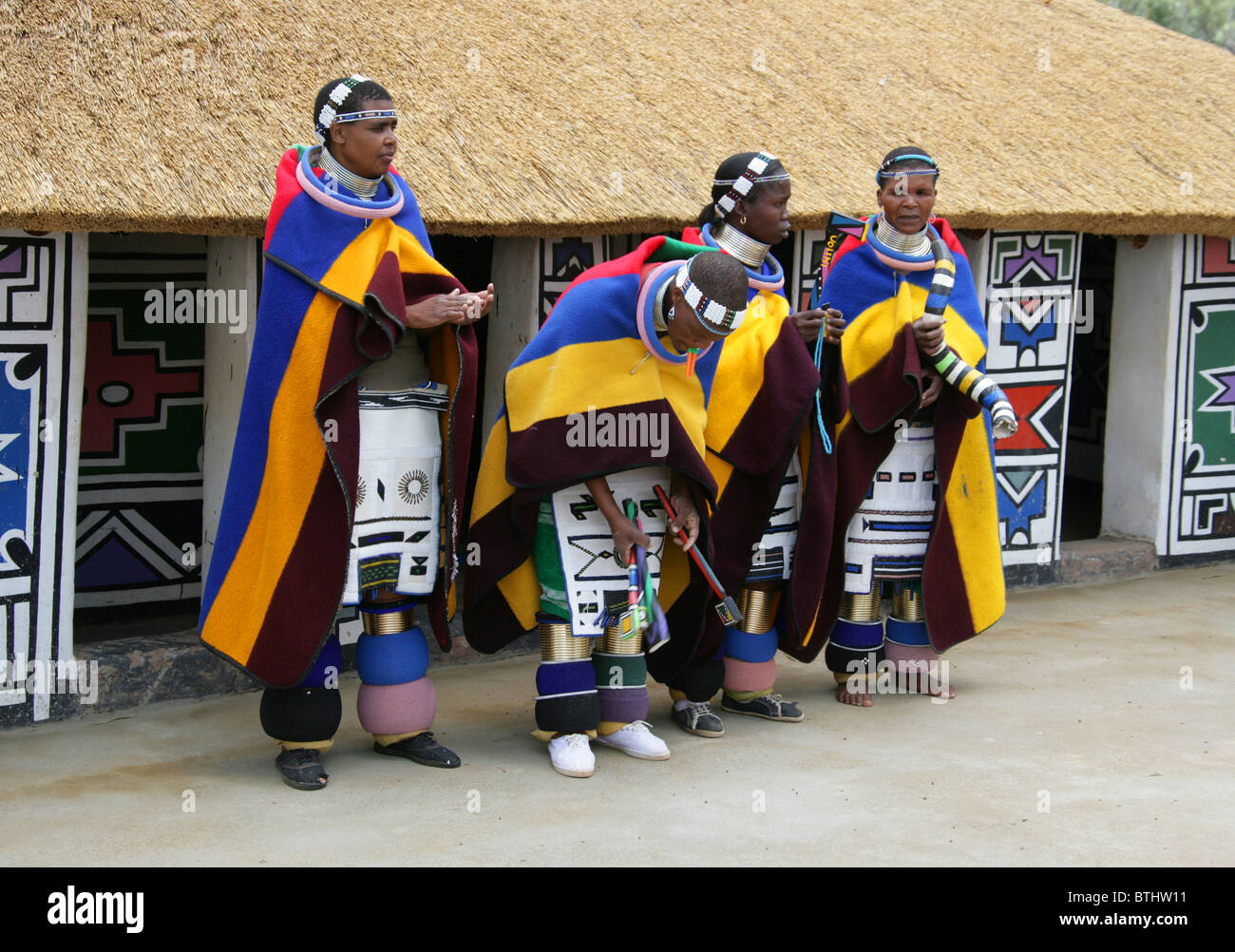 Les femmes Ndebele en costume traditionnel, Village Culturel Ndelebe, Botshabelo, Afrique du Sud. Chantant et jouant des instruments. Banque D'Images