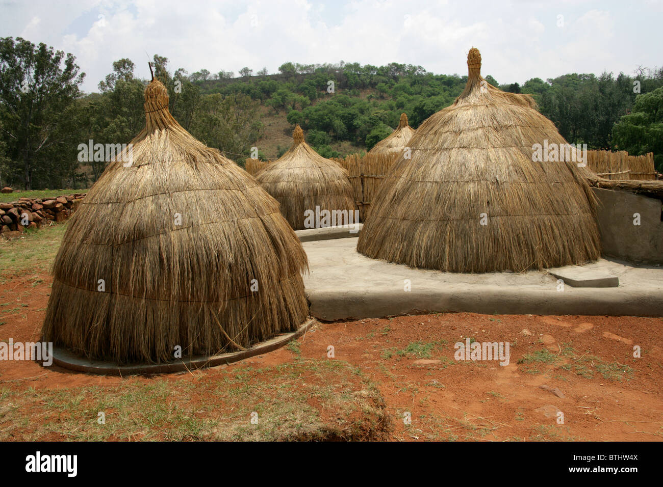 Huttes de chaume traditionnels Ndebele, Village culturel, Botshabelo, Afrique du Sud Banque D'Images