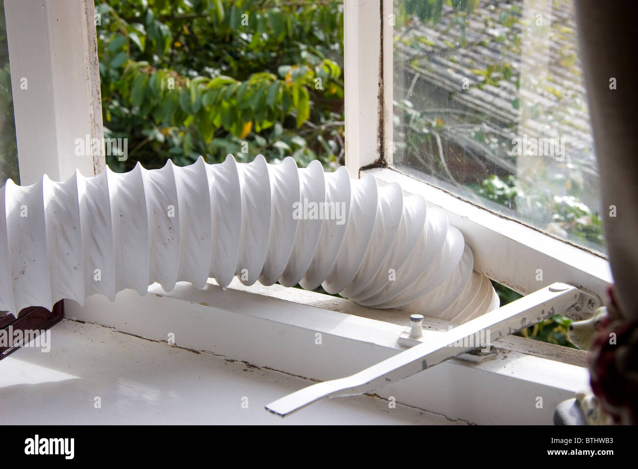 Sèche-linge tuyau d'évacuation d'un sortir d'une fenêtre ouverte Photo  Stock - Alamy