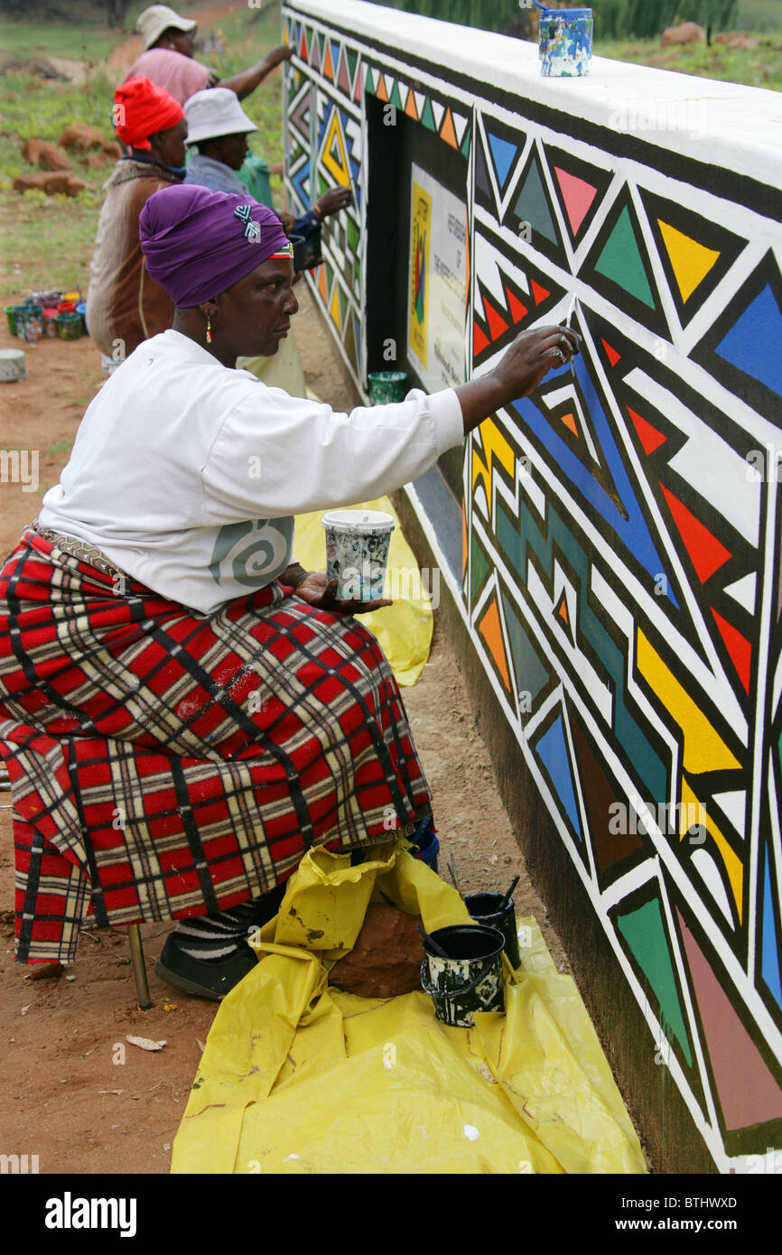 Les femmes Ndebele Dessins et modèles traditionnels de peinture sur les murs, Village Culturel Ndelebe, Botshabelo, Afrique du Sud. Banque D'Images