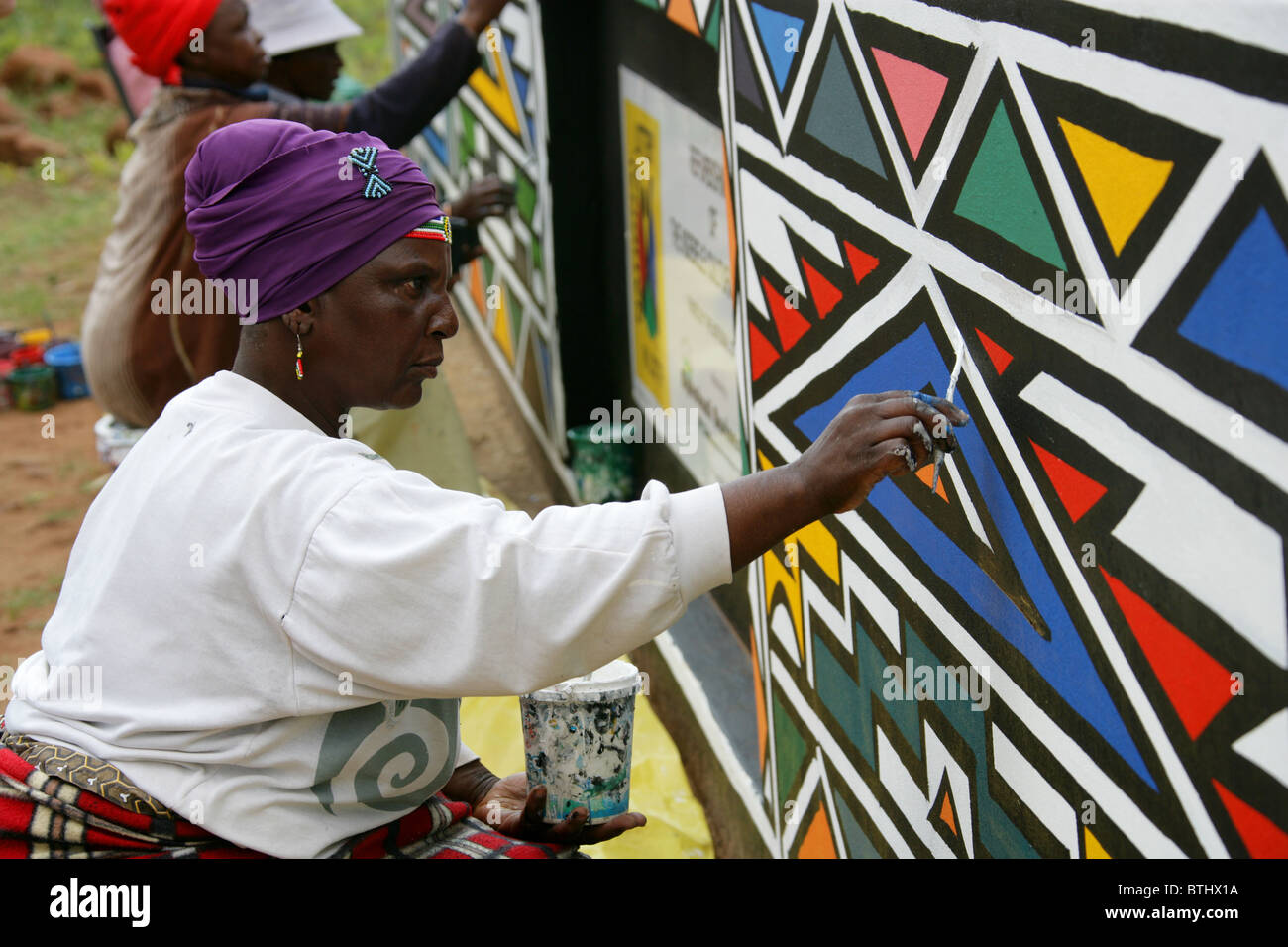 Les femmes Ndebele Dessins et modèles traditionnels de peinture sur les murs, Village Culturel Ndelebe, Botshabelo, Afrique du Sud. Banque D'Images