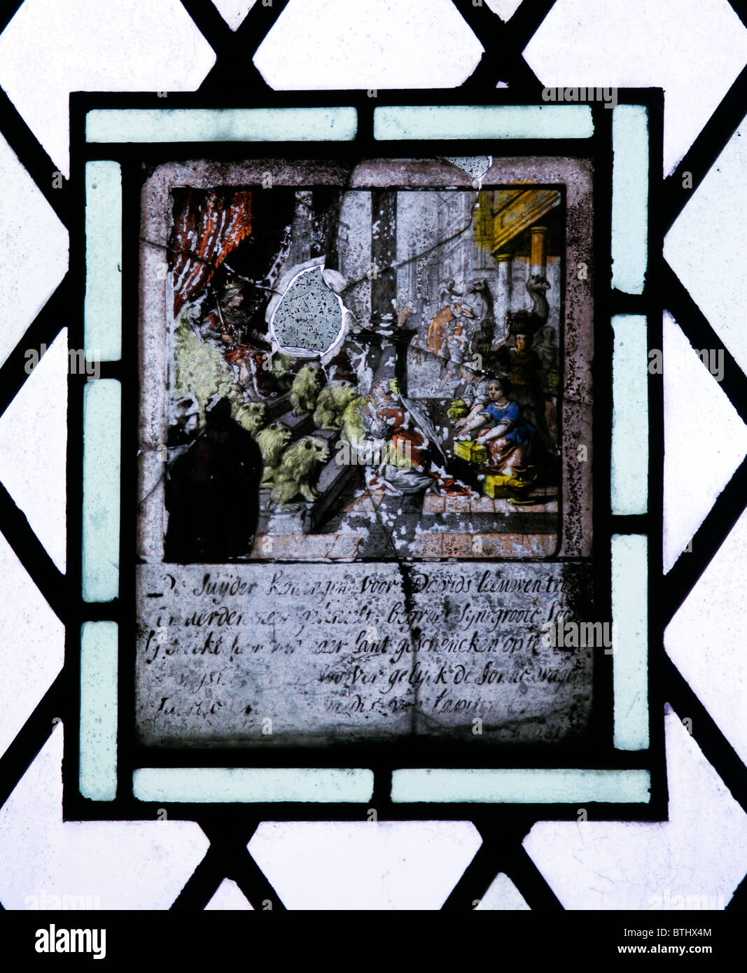 Un vitrail représentant la reine de Saba offre des cadeaux sur l'or et des pierres précieuses sur le roi Salomon Banque D'Images
