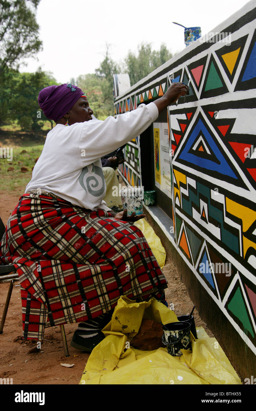 Les femmes Ndebele Dessins et modèles traditionnels de peinture sur les murs, Village Culturel Ndelebe, Botshabelo, Afrique du Sud. Banque D'Images