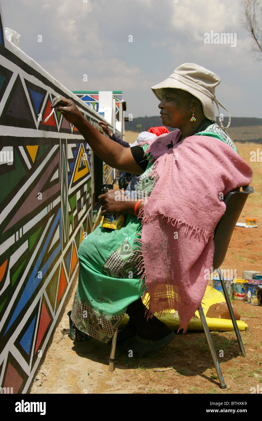 Les femmes Ndebele Dessins et modèles traditionnels de peinture sur les murs, Village Culturel Ndelebe, Botshabelo, Afrique du Sud. Banque D'Images