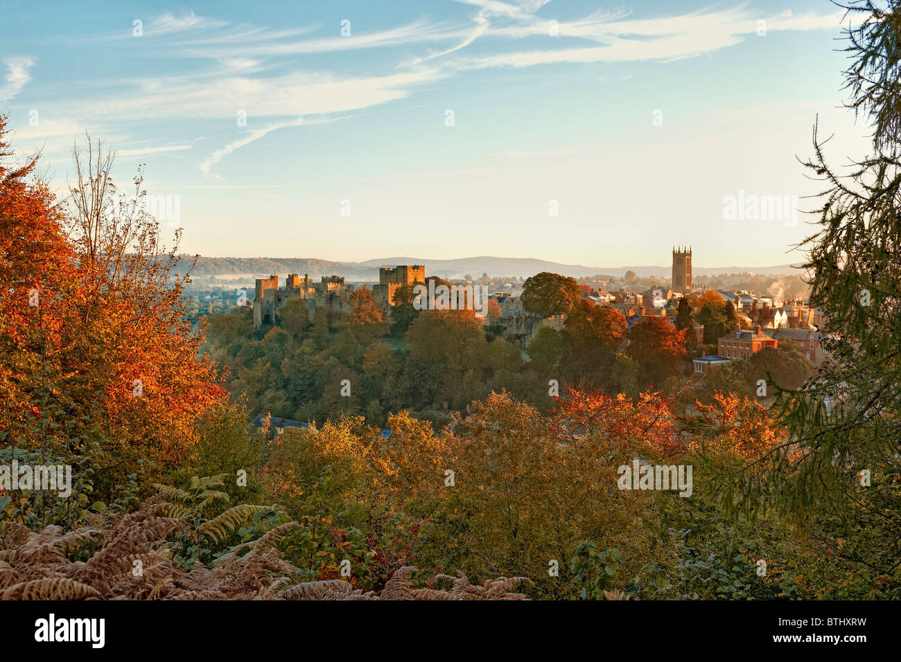 Ludlow castle et c'est au lever du soleil sur un matin d'automne. Vue de Whitwell commun. Banque D'Images