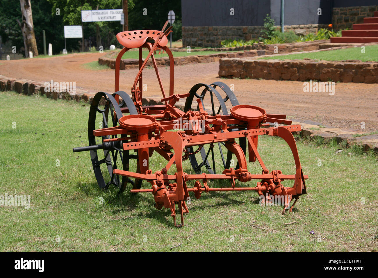 Machines agricoles anciens, Ndebele, Village Culturel Botshabelo, Afrique du Sud. Banque D'Images