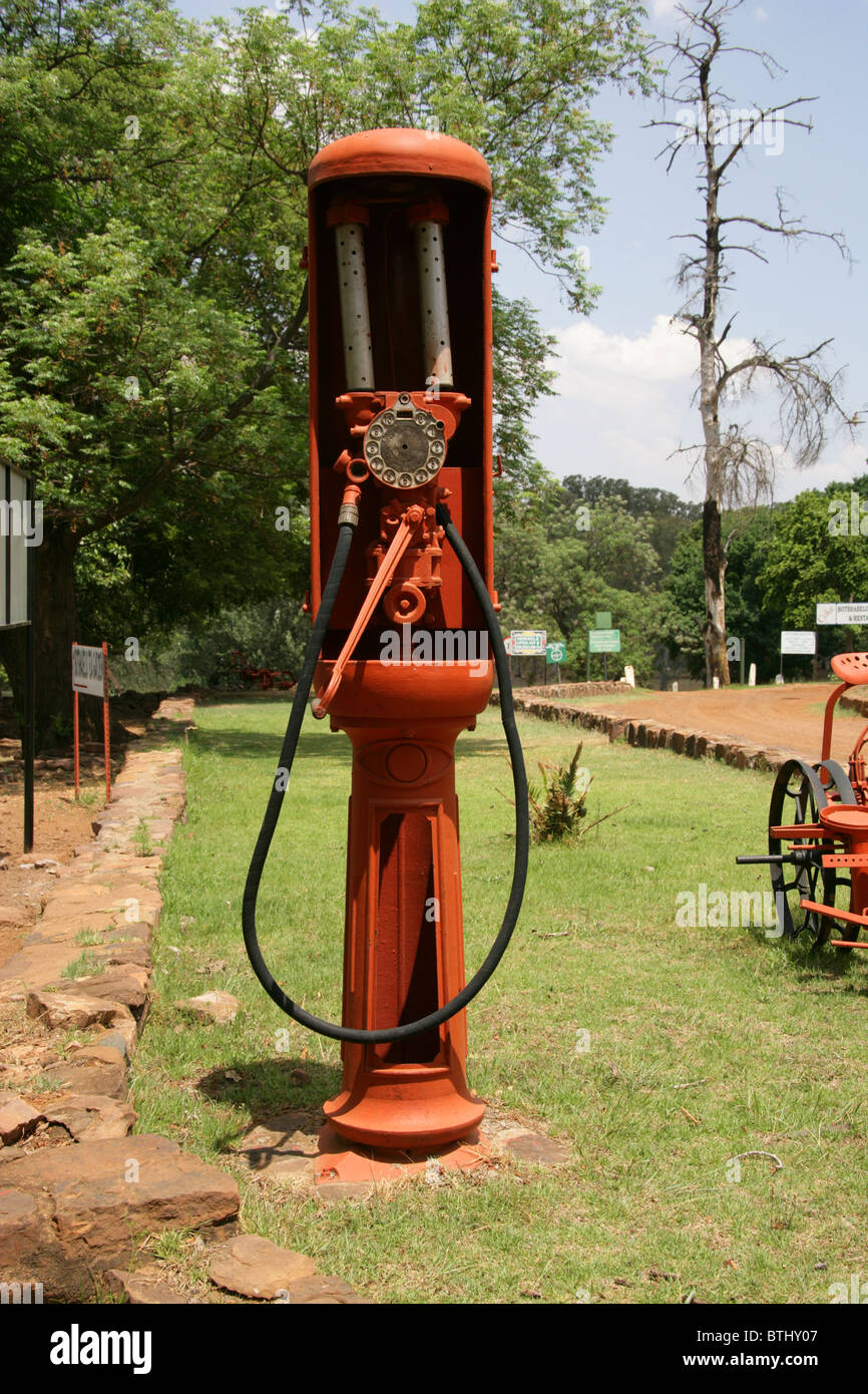 Cadran ancien pompe à essence, le Ndebele Cultural Village, Botshabelo, Afrique du Sud. Banque D'Images