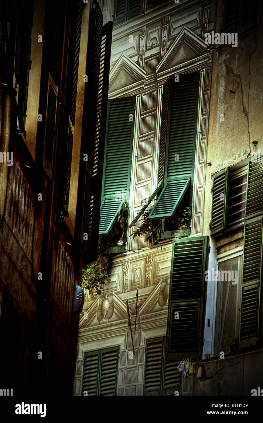 Une chambre dans une rue étroite de la vieille ville de Gênes par nuit Banque D'Images