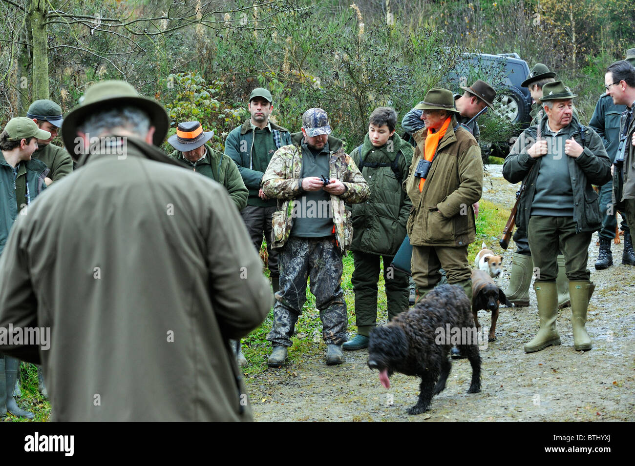 La préparation pour la chasse Les chasseurs dans les Ardennes, Belgique Banque D'Images