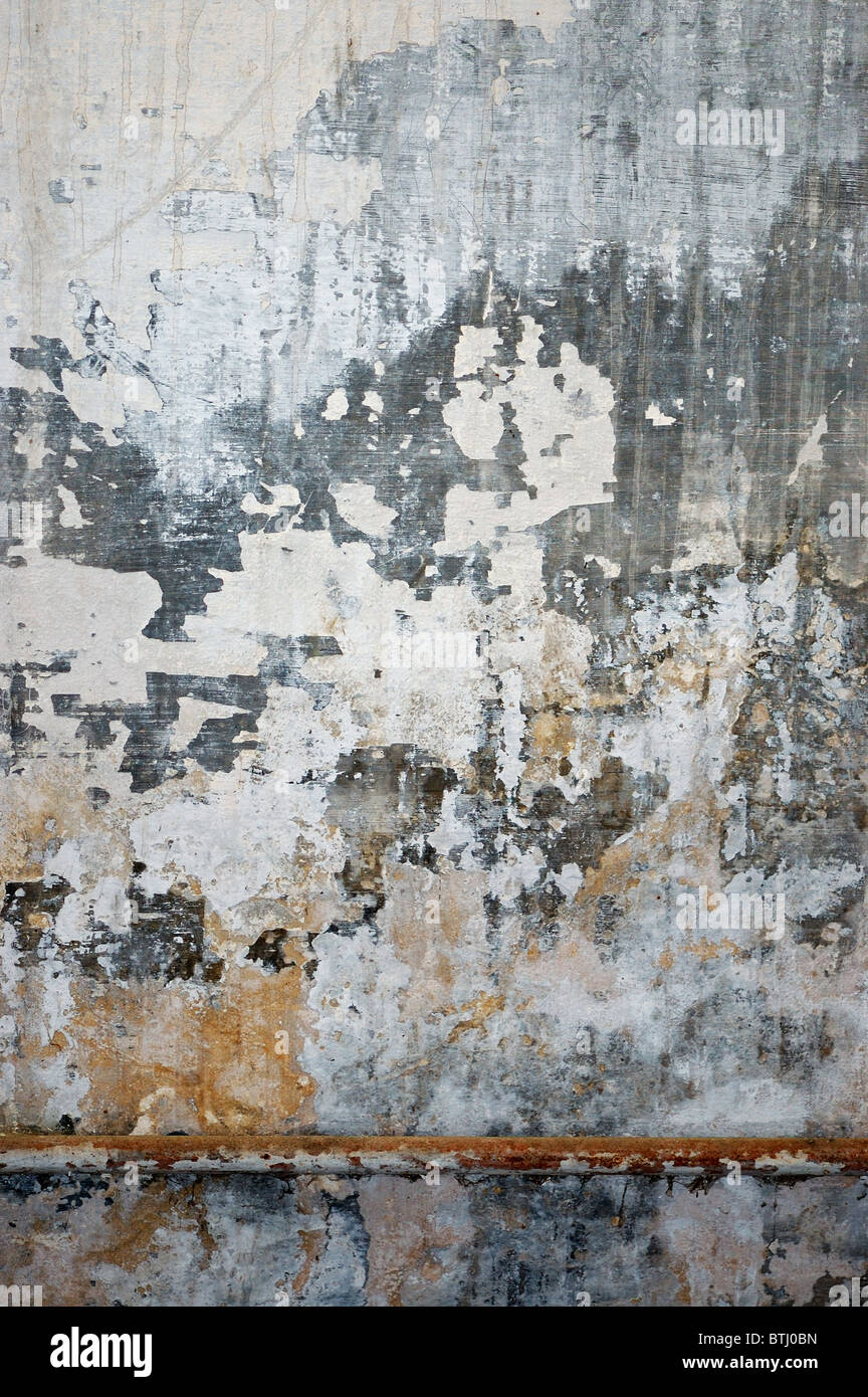 Vieux grungy wall texture. Arrière-plan de la surface tachée de déroulage. Banque D'Images
