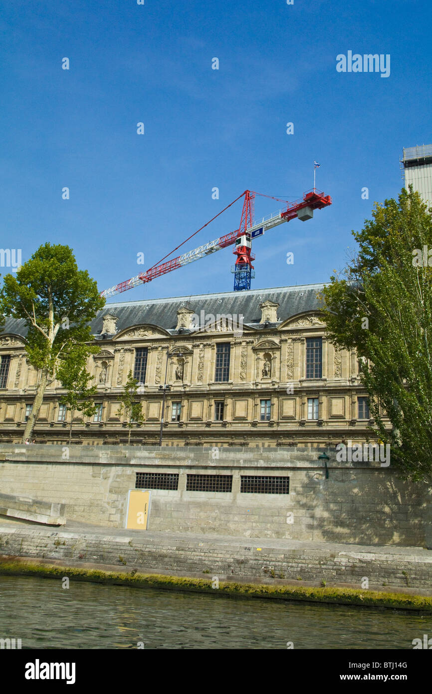 Tower Crane, Ornate Building, Seine, Paris, France Banque D'Images