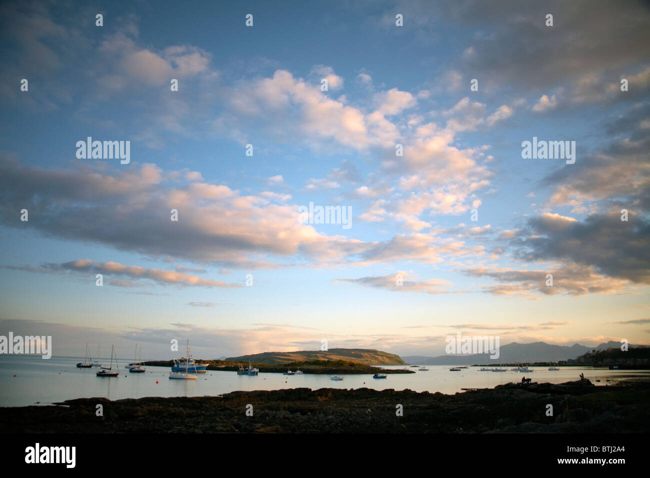 Une vue sur le front de mer à Millport sur l'île de (Cumbrae). Avec l'île d'Arran, au loin. L'Ayrshire, Scoltland Banque D'Images