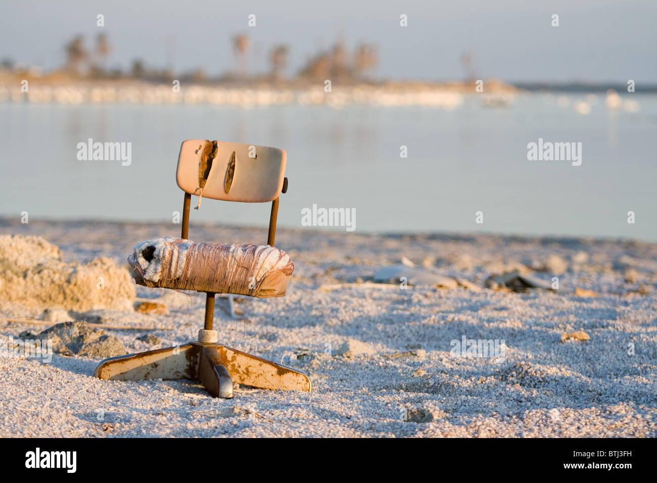 Une chaise de bureau brisé le long de la côte près de Bombay Beach au lac Salton, California Banque D'Images