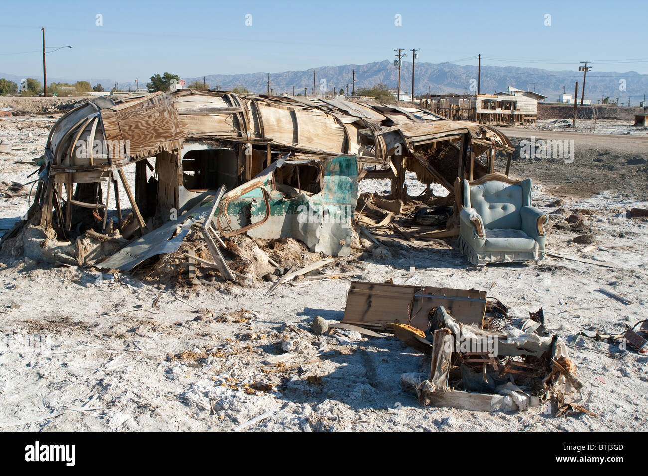 Canapé cassée et la remorque à Bombay Beach, Salton Sea (Californie) Banque D'Images