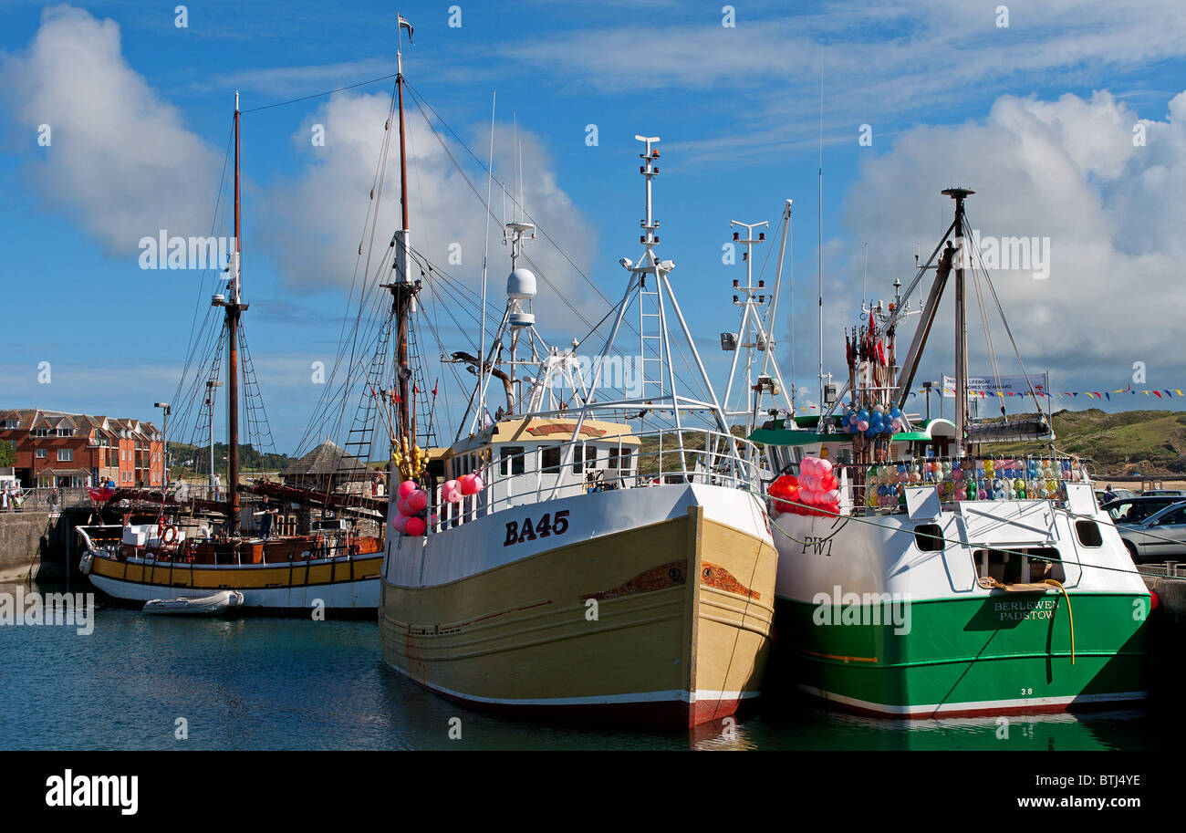 Les chalutiers de pêche dans le port de Padstow, Cornwall, UK Banque D'Images