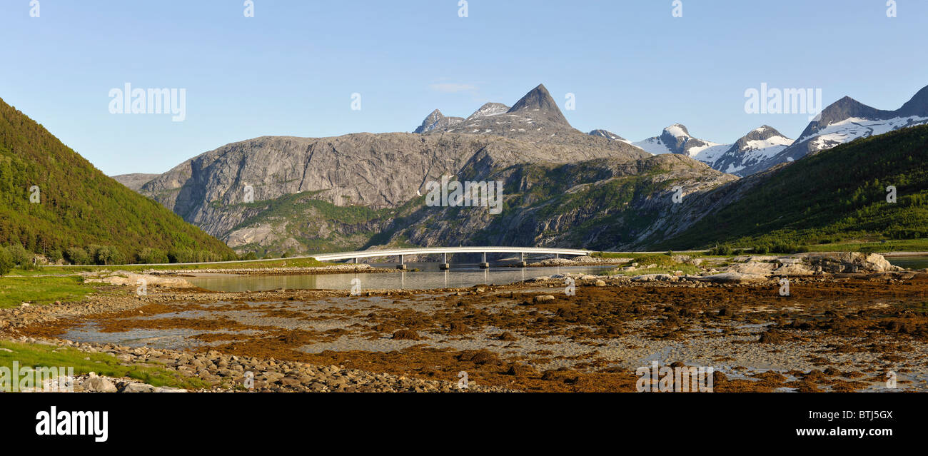 Le pont sur la route côtière Åselibrua Kystriksveien en Nordland, Norvège du Nord. Les montagnes sont Børvasstindan Banque D'Images