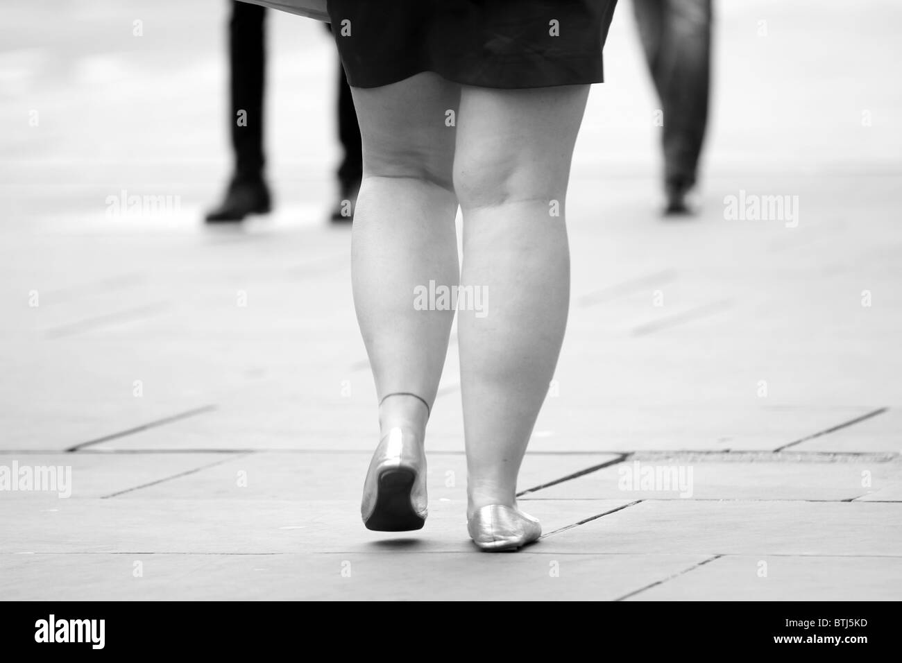 L'heure Noir Blanc Chaussures pieds se déplacer pour se rendre au travail en retard au travail rat race London life style de vêtements Manteaux Ville Banque D'Images