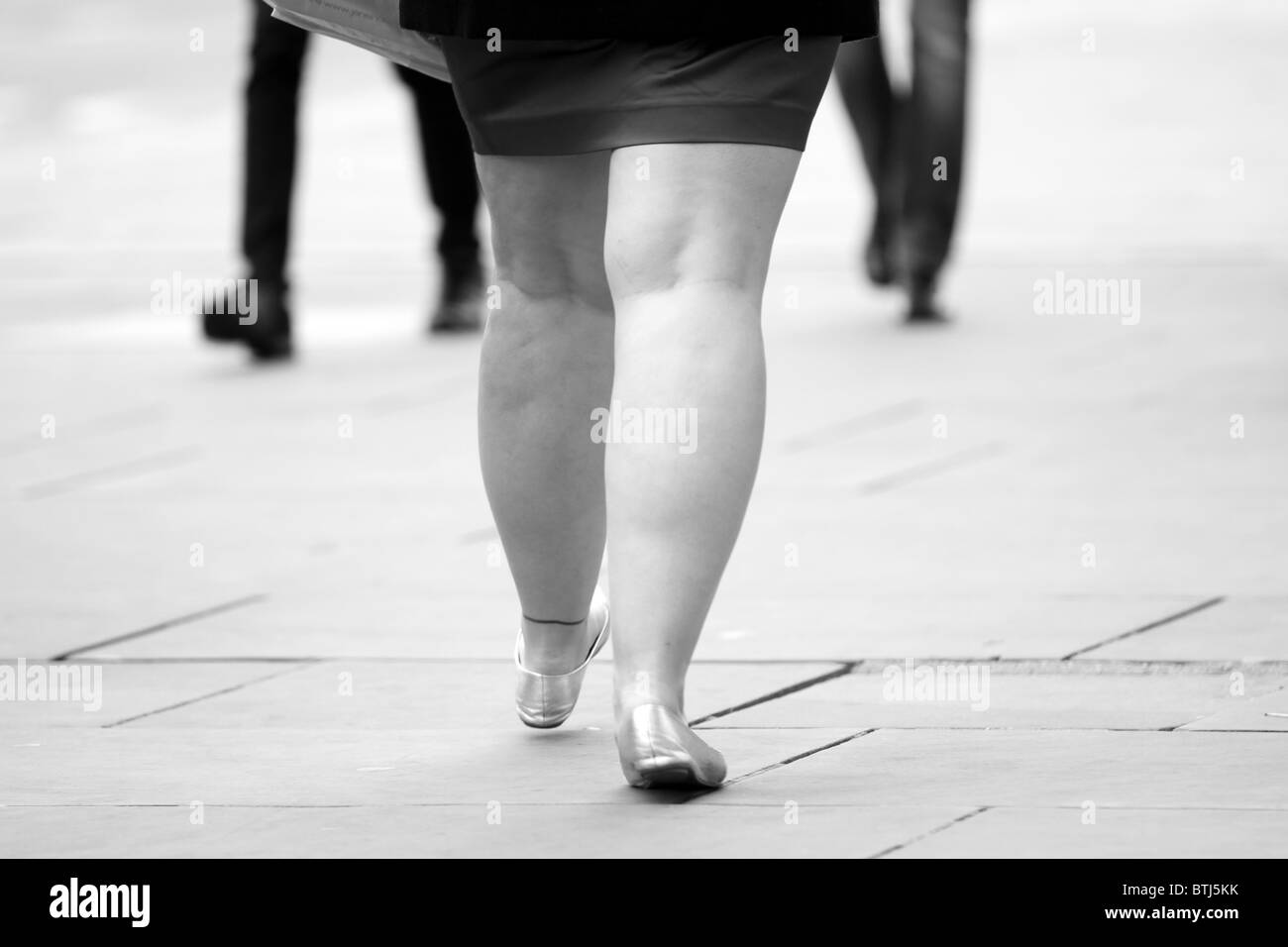 L'heure Noir Blanc Chaussures pieds se déplacer pour se rendre au travail en retard au travail rat race London life style de vêtements Manteaux Ville Banque D'Images