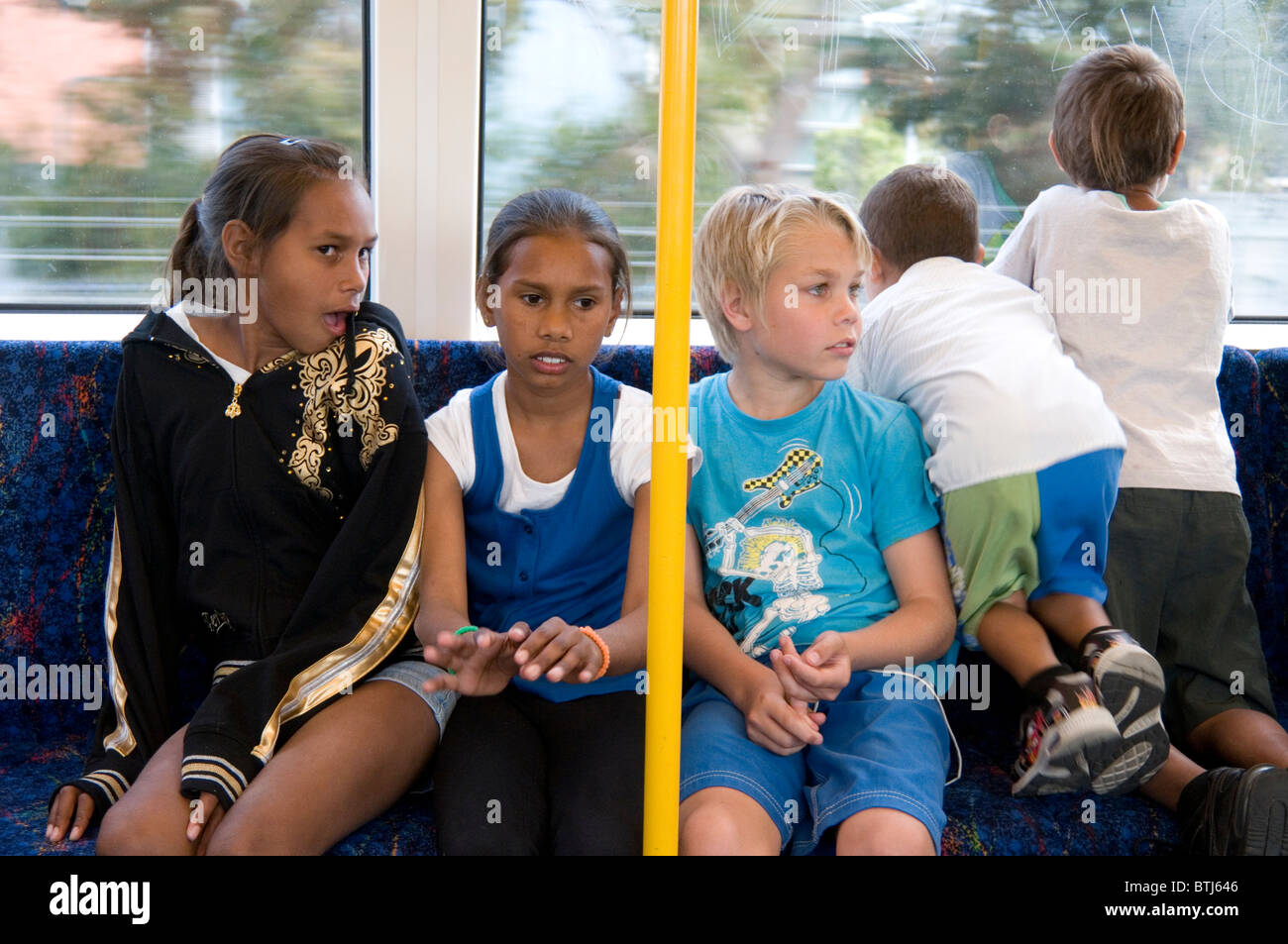 Les enfants d'origines mixtes voyager ensemble en train à l'Showgrounds, Perth, Australie occidentale Banque D'Images