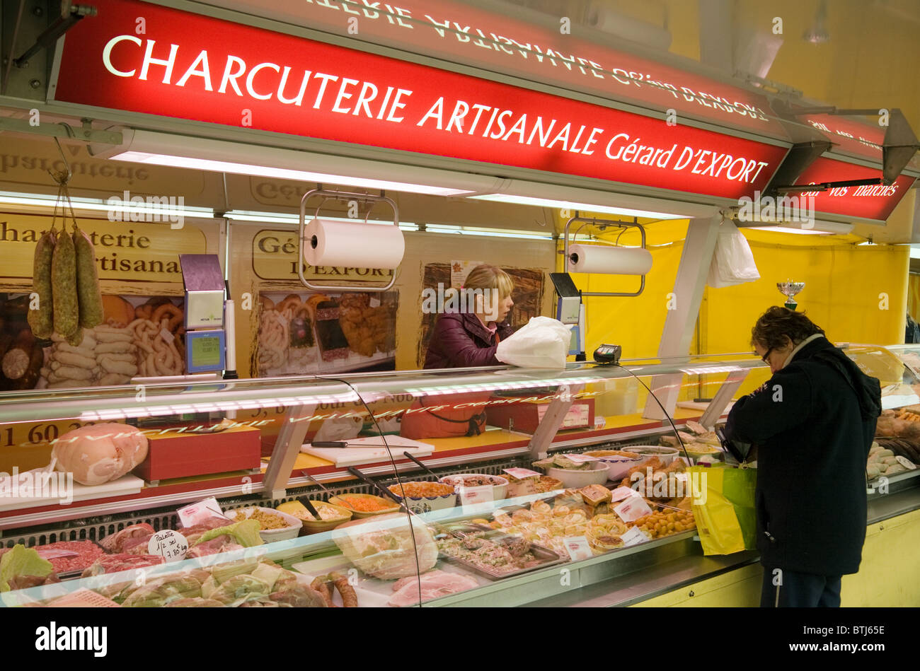 Une personne unique pour la viande à la Charcuterie (bouchers), wc séparés, Coulommiers ville street market près de Paris Ile de france France Banque D'Images