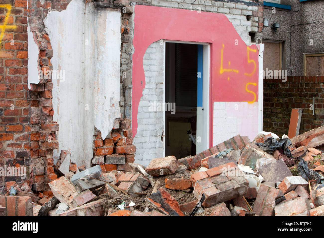 Condamné maisons dans Barrow in Furness, Cumbria, Royaume-Uni, qui sont en cours de démolition. Banque D'Images