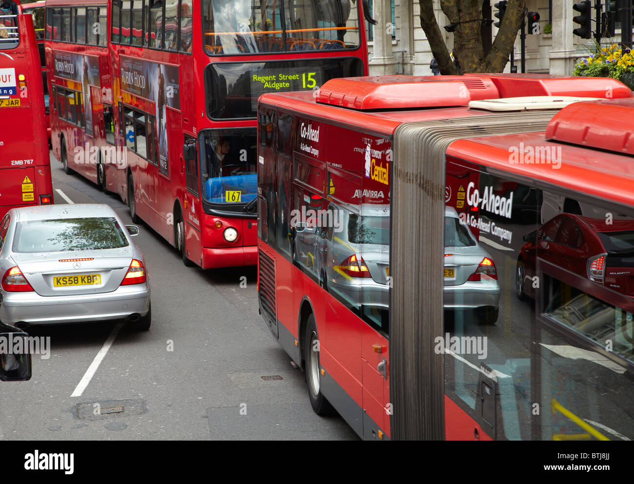 La congestion du trafic, Trafalgar Square, Londres, Angleterre, Royaume-Uni Banque D'Images