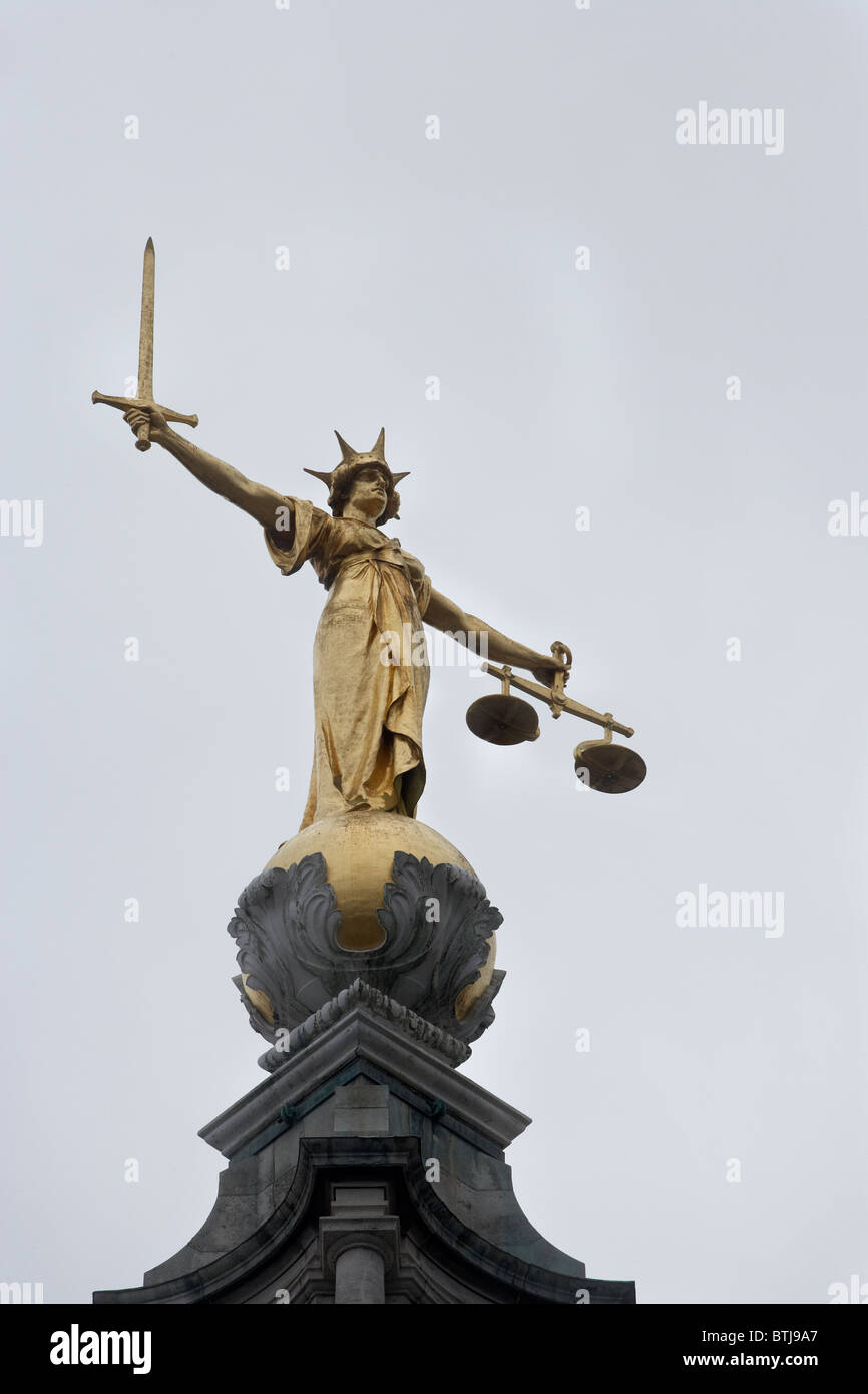 Dame Justice avec épée et échelles au sommet d'Old Bailey (la Cour pénale centrale ), Londres, Angleterre, Royaume-Uni Banque D'Images