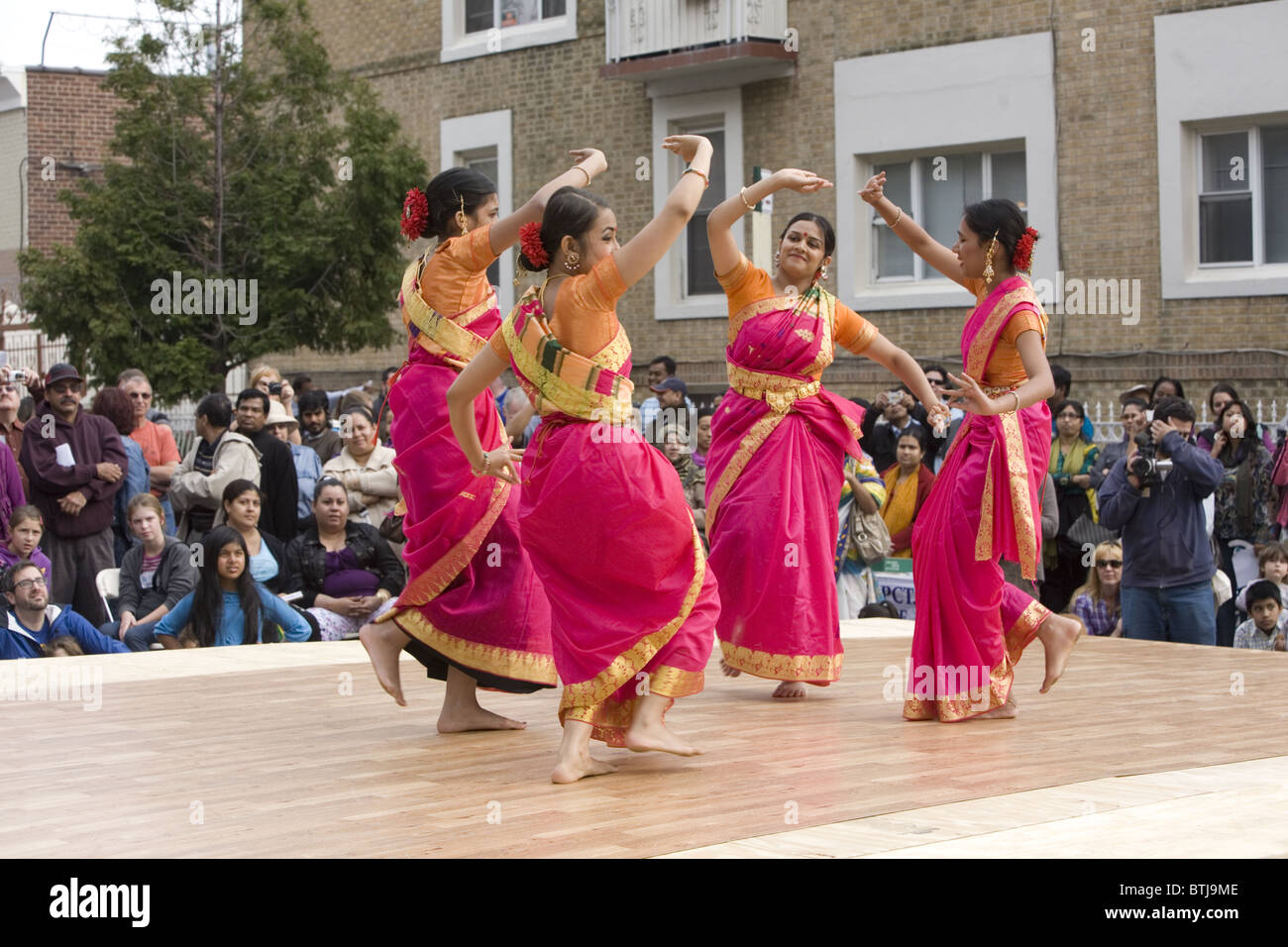 American bangladais performance group effectuer lors d'un festival des cultures du monde à Brooklyn, New York. Banque D'Images