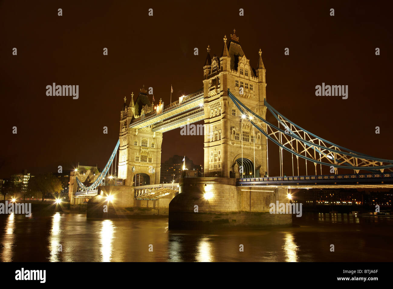 Le Tower Bridge et la Tamise au crépuscule, Londres, Angleterre, Royaume-Uni Banque D'Images