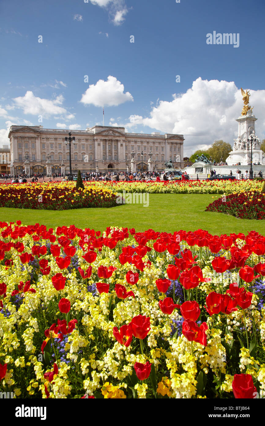 Le palais de Buckingham, Memorial Gardens, et Queen Victoria Memorial, Londres, Angleterre, Royaume-Uni Banque D'Images