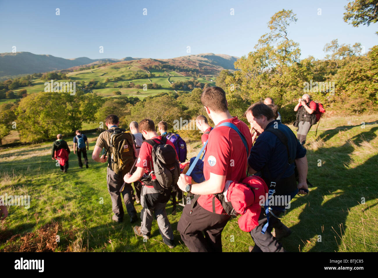 Les membres de l'équipe de sauvetage en montagne Langdale Ambleside évacuer un blessé walker off Wansfell sur une civière, Banque D'Images