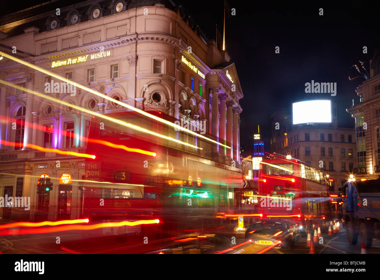 Le London Pavilion et du trafic nocturne, Piccadilly Circus, Londres, Angleterre, Royaume-Uni Banque D'Images
