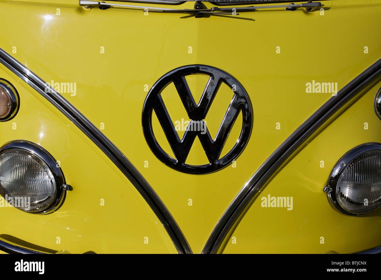 Vue de face d'un écran partagé Volkswagen Camping- Banque D'Images