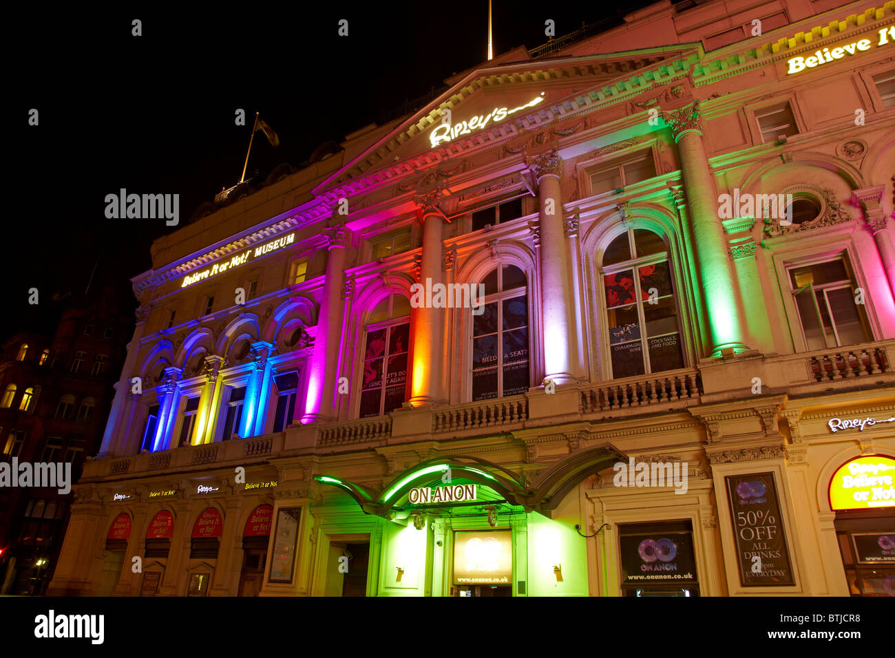Des lumières colorées sur Ripley's Believe It or Not ! Museum, Piccadilly Circus, Londres, Angleterre, Royaume-Uni Banque D'Images