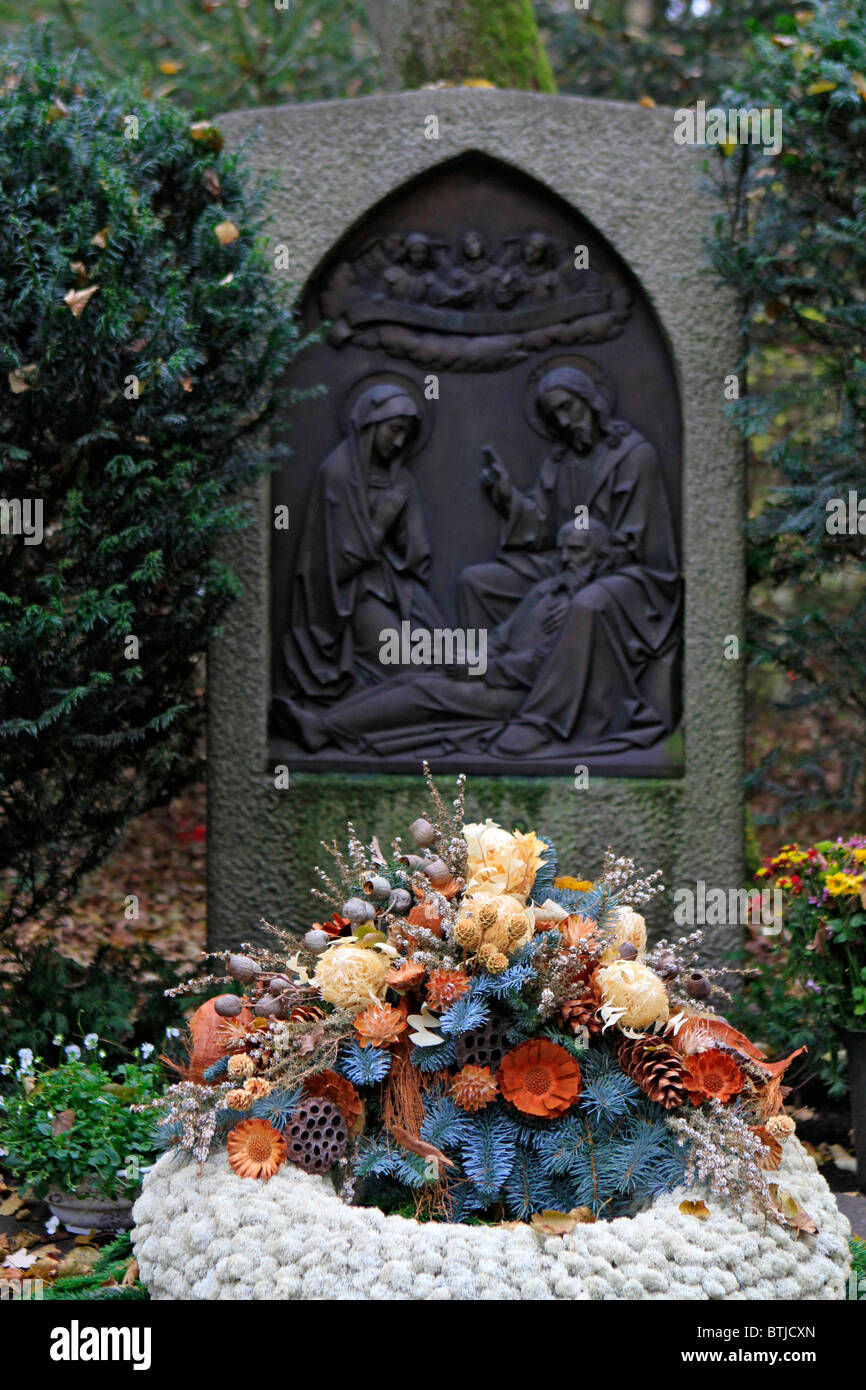 Grave dans un cimetière à la Toussaint Banque D'Images