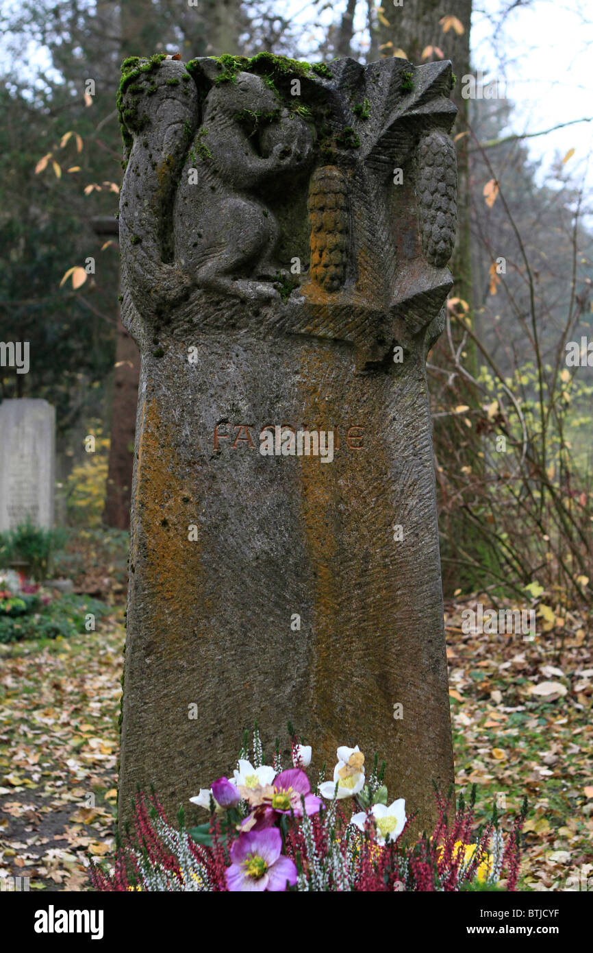 Grave dans un cimetière à la Toussaint Banque D'Images