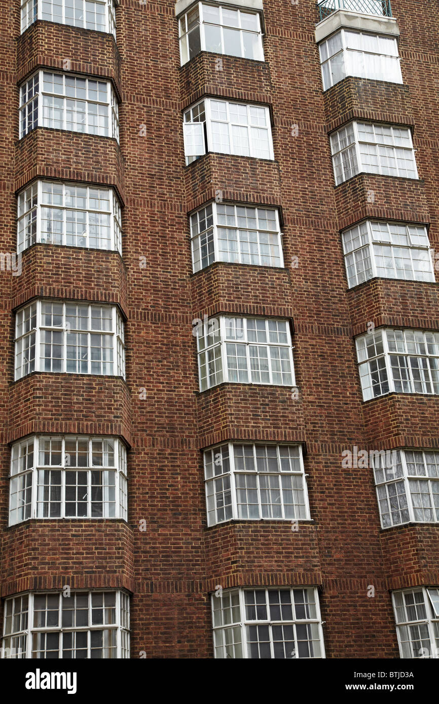 Apartment Building windows, Londres, Angleterre, Royaume-Uni Banque D'Images