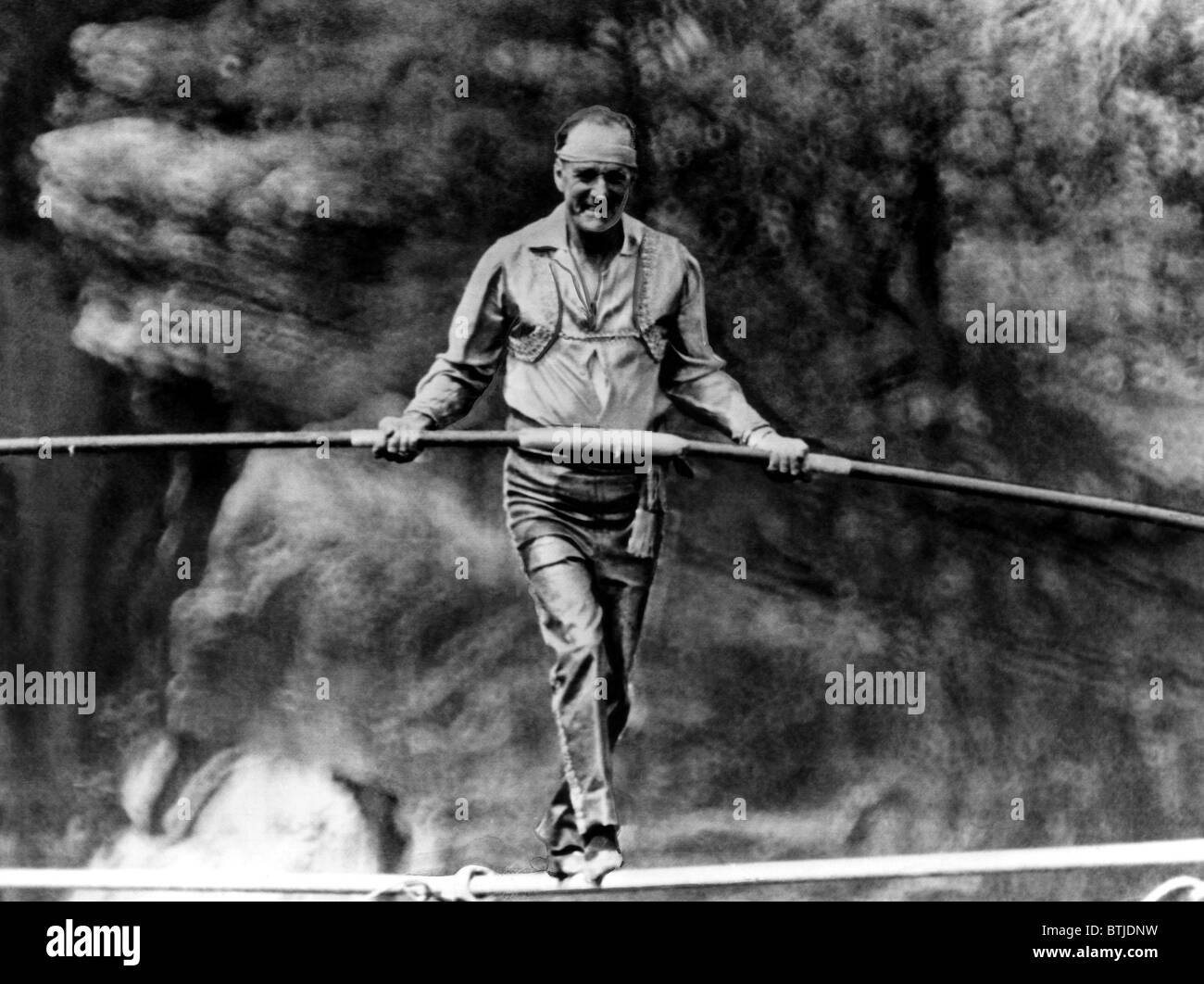 Fondateur de The Flying Wallendas, Karl Wallenda, (1905-1978), marchant sur la corde raide en Géorgie des Gorges de Tallulah, 18 Juillet 1 Banque D'Images
