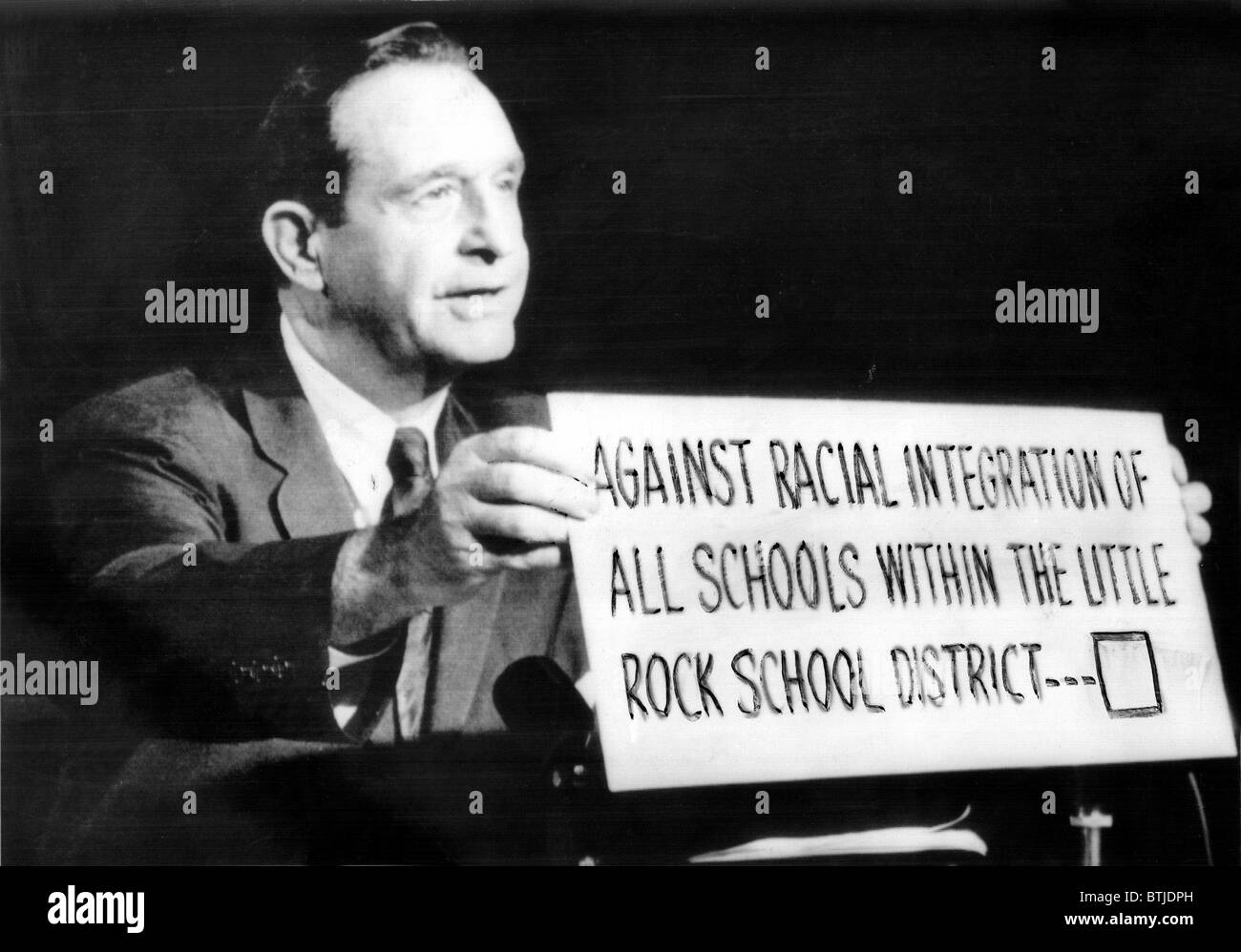 Gouverneur Orval Faubus (D) apparaît à la télévision programme ici la fin 9/26/58 exhortant les électeurs à se déclarer à l'école ooposed integrat Banque D'Images