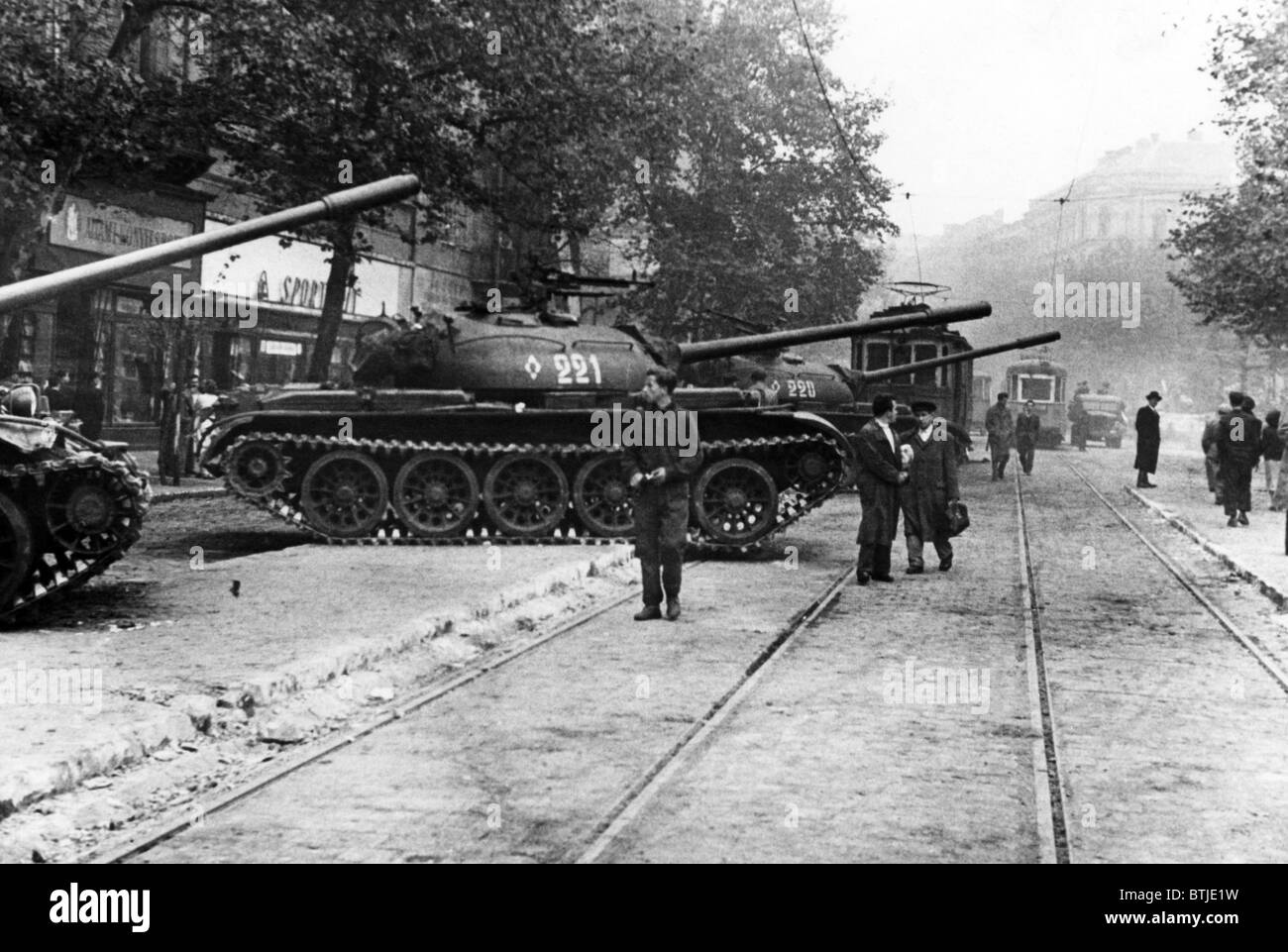 Des chars russes occupant Budapest, au cours de la révolution hongroise de 1956. Archives CSU/avec la permission d'Everett Collection Banque D'Images