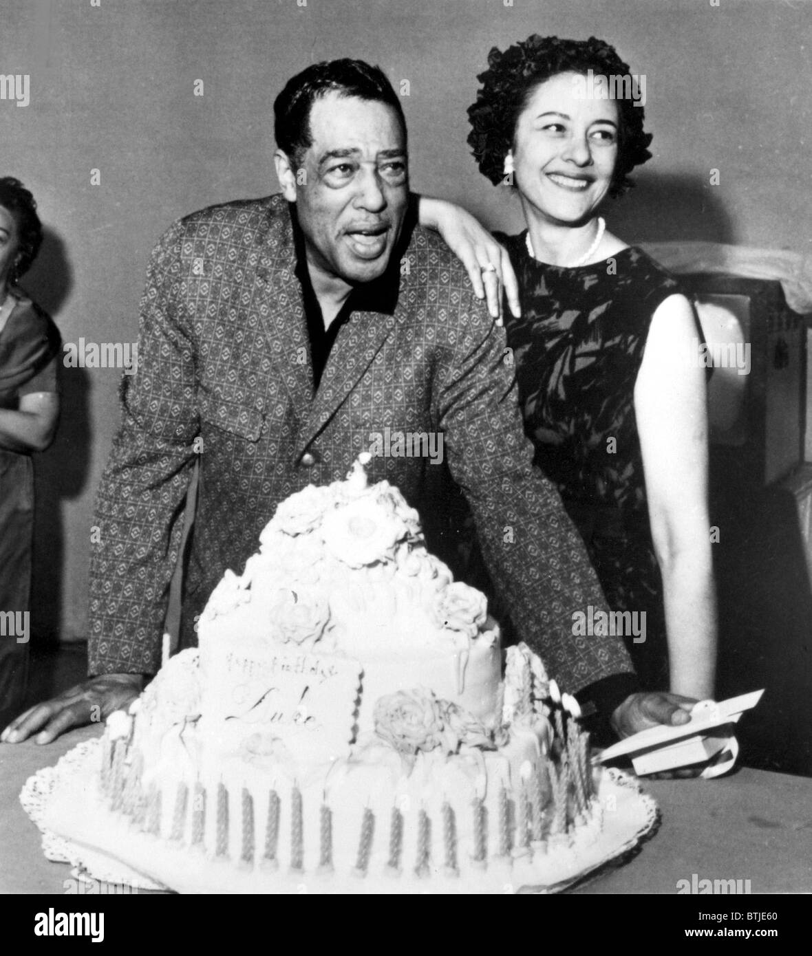 Béatrice Ellis (Evie) avec Duke Ellington onhis 65e anniversaire. Banque D'Images