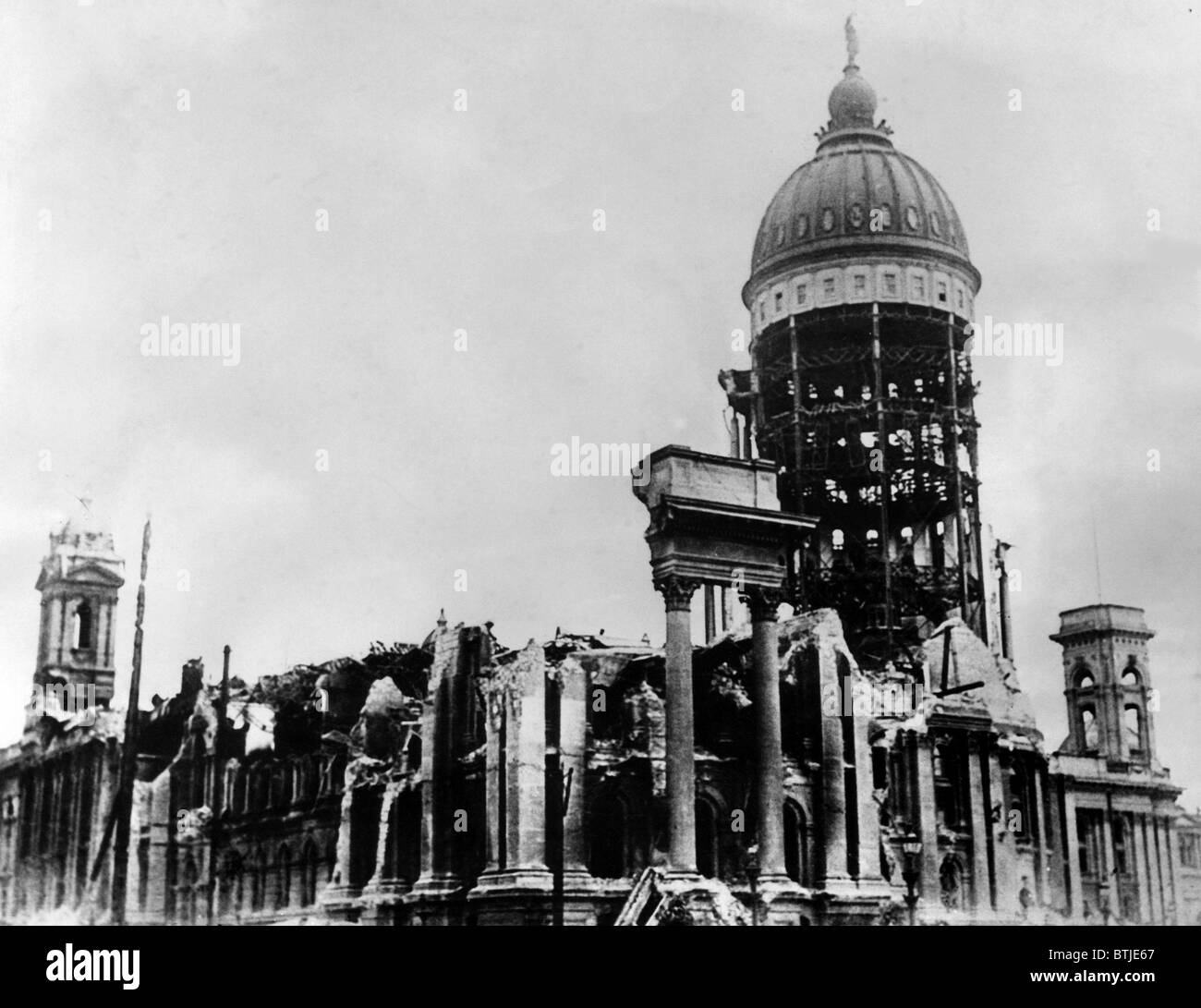 L'Hôtel de ville de San Francisco après le tremblement de terre de 1906 et les incendies. Avec la permission de : Archives CSU/Everett Collection Banque D'Images