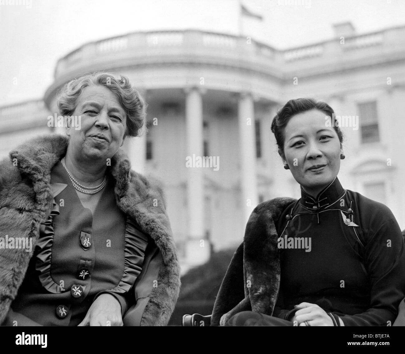 Eleanor Roosevelt et Madame Chiang Kai-Shek parler ensemble sur la pelouse de la Maison Blanche, 2/25/43. Banque D'Images