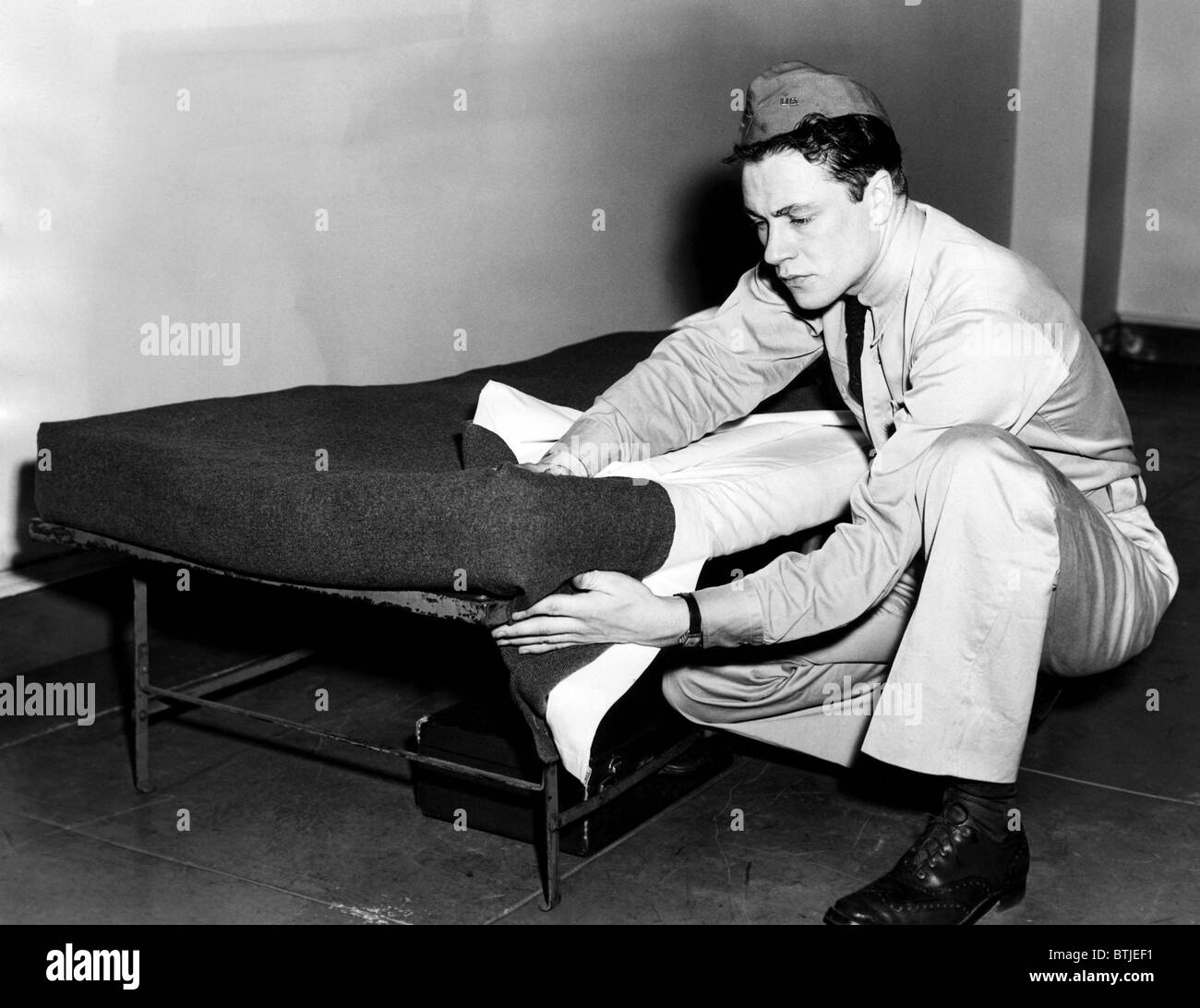 Une armée recruter apprendre à faire son lit afin de passer l'inspection, Avril, 1941. Banque D'Images