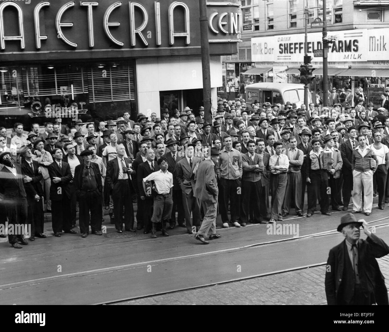 Fans watch bulletins publiés par un journal comme le Brooklyn Dodgers de Brooklyn gagner leur premier fanion de la Ligue nationale en 21 ans, Banque D'Images