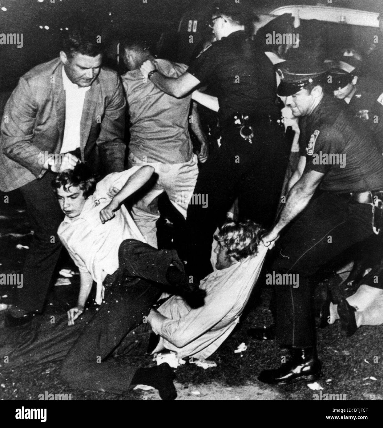 L'arrestation de la police à Boston Common hippies pour violer le parc est minuit de couvre-feu, Massachusetts, le 21 juillet 1968. Banque D'Images